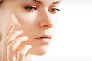 15 اشتباه رایج آرایشی که جذابیت چهره شما را کم می‌کند