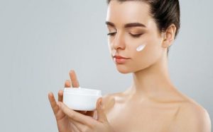 چرا استفاده از مرطوب کننده بصورت روزانه ضروری است؟