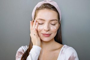 چگونه و چه زمانی از کرم دور چشم استفاده کنیم؟