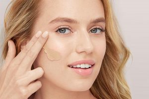 علت ماسیدن کرم پودر روی صورت چیست؟